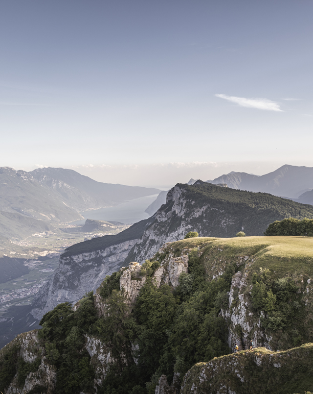 Monte Casale. Un panorama da cui puoi ammirare 5 laghi. 15 Km