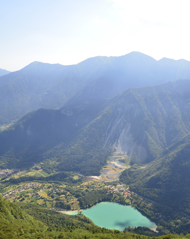 Lago di Tenno. Una meraviglia di colori, si presta per un tuffo o una passeggiata 15 Km